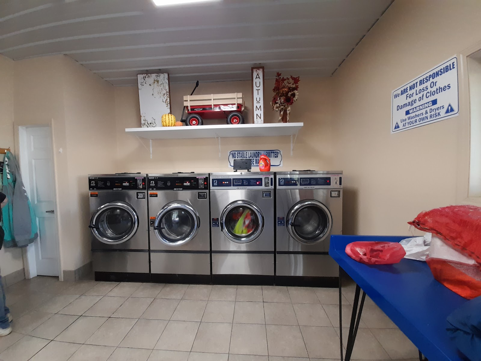 A Guy A Girl And A Laundromat photo 1