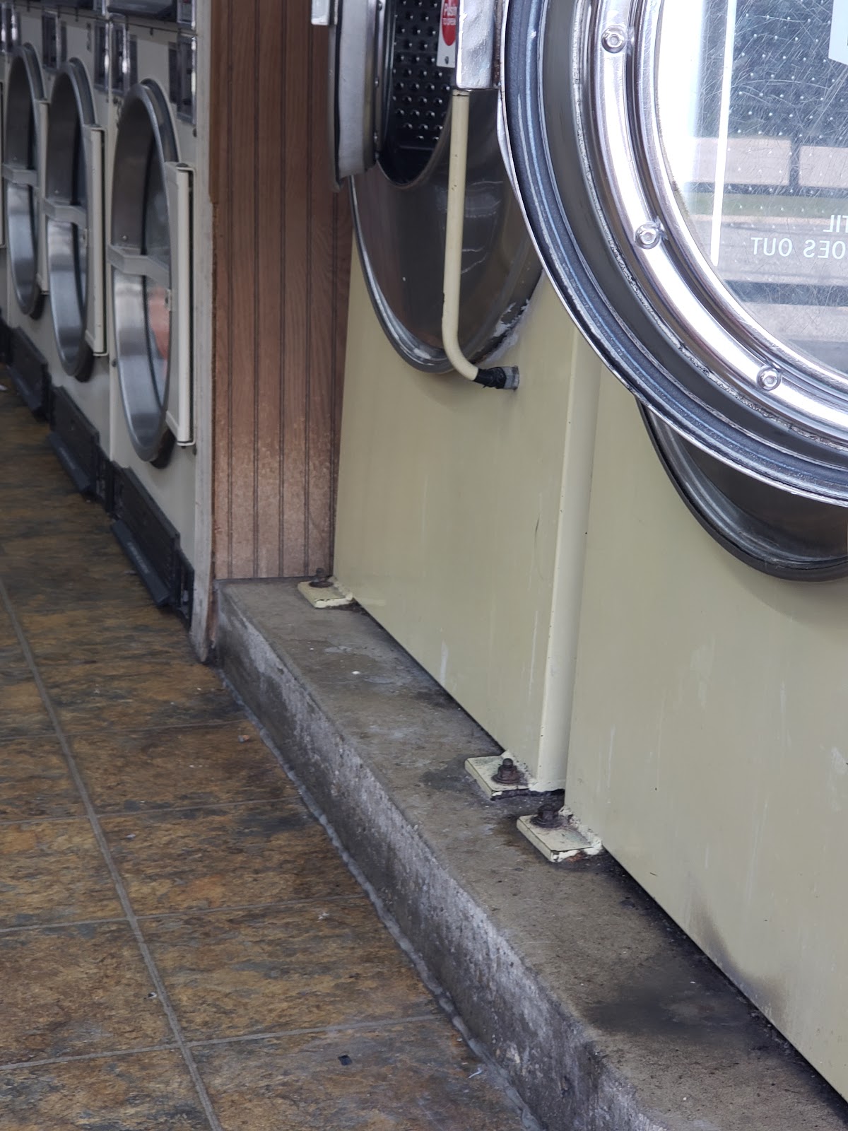 Riverside Cleaners Coin Op Laundromat photo 2